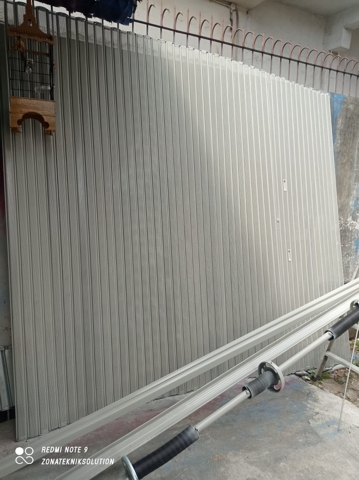 Pengerjaan rolling door proyek 6